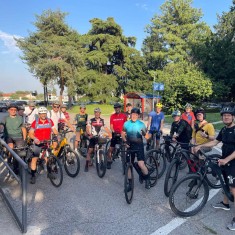 Gita FIAB “by night” ai piedi del Grappa: tra caldo, imprevisti e spirito di squadra